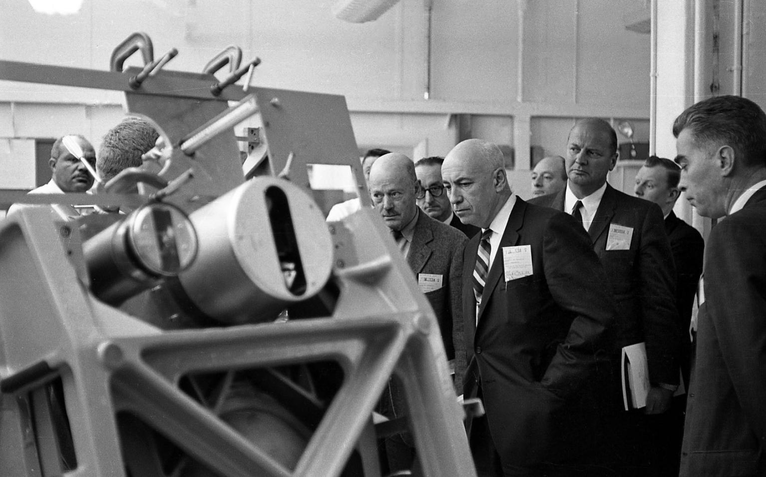 Apollo Contractors Visit the MIT Lab