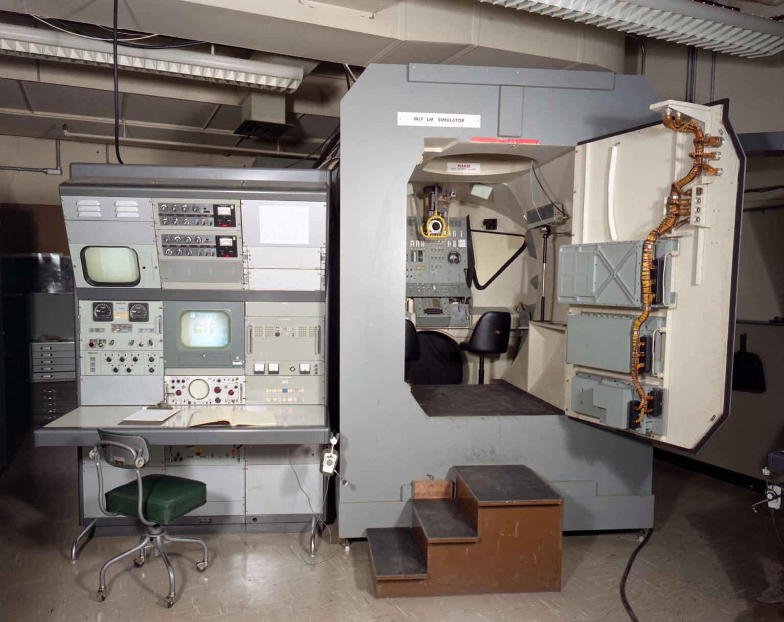 Apollo Lunar Excursion Module Simulator Apollo Lunar Excursion Module Simulator