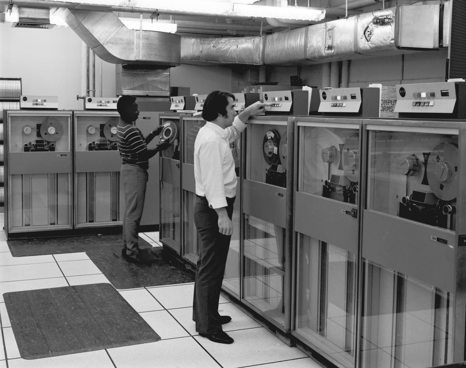 MIT Lab Engineers Using the Hybrid Simulation Computers MIT Lab Engineers Using the Hybrid Simulation Computers