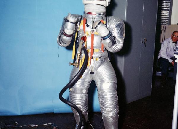 apollo early pressure suits