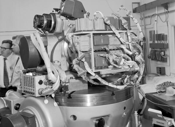 MIT Lab Engineers and Apollo's Inertial Measurement Unit MIT Lab Engineers and Apollo's Inertial Measurement Unit