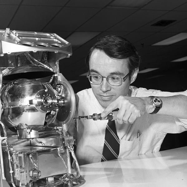Lunar Traverse Gravimeter With Sheldon Buck